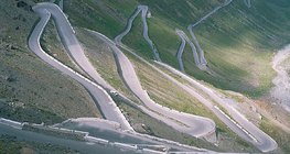 Serpentyny na drodze