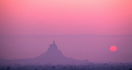 Zamek Monteagudo o zachodzie słońca