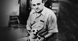Sergiej Korolev, założyciel radzieckiego programu kosmicznego, z psem, który powrócił z eksperymentalnego lotu rakietowego (1954)
