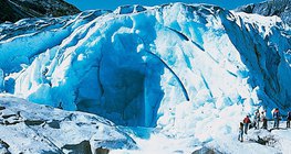 Lodowcowy strumień wychodzący z wejścia do jaskini lodowcowej