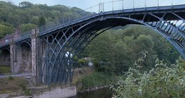 Żelazny Most (Iron Bridge), pierwszy na świecie most żelazny