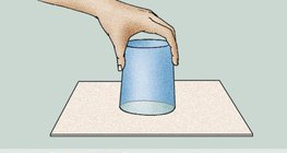 Dlaczego woda pozostaje w odwróconej szklance?