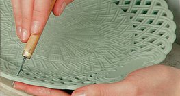 Изготовление фарфоровой тарелки на известном заводе в Херенде (Венгрия)