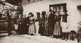 Бела Барток с фонографом во время собирания народных песен (Драшовец, Нитранский край, Словакия)