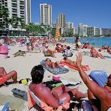 바닷가에서 일광욕하기