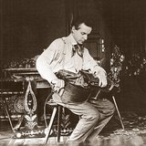 Béla Bartók grający na lirze korbowej