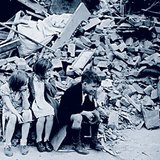 Konsekwencja wojny powietrznej: dzieci wśród ruin