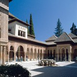 Arcydzieło architektury mauretańskiej: Dziedziniec z lwami w Alhambrze, Granada, Hiszpania