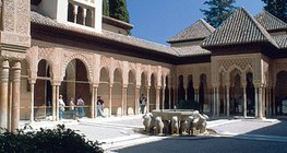Arcydzieło architektury mauretańskiej: Dziedziniec z lwami w Alhambrze, Granada, Hiszpania