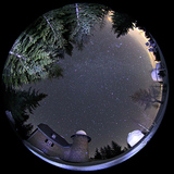 Zimowe konstelacje gwiazd nad obserwatorium astronomicznym Kanzelhöhe w Austrii.