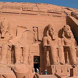Wejście do skalnej świątyni Ramzesa II (Abu Simbel, Egipt, ok. 1300 r. p.n.e.)