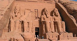 Wejście do skalnej świątyni Ramzesa II (Abu Simbel, Egipt, ok. 1300 r. p.n.e.)