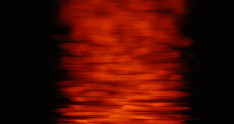 Zachodzące słońce odbijające się w wodzie