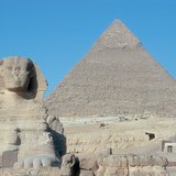 أبو الهول (مصر، 2500 قبل الميلاد)، مع هرم خفرع في الخلفية