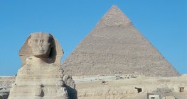 Sfinks (Egipt, ok. 2500 p.n.e.), z piramidą Chefrena w tle