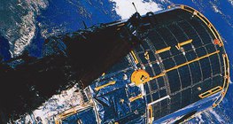 허블 우주 망원경, 그리고 배경에서 보이는 지구