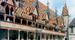 Ozdobny budynek szpitala (gotyk)