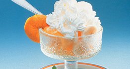 크림이 놓인 과일 한 그릇