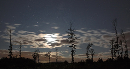 Wieniec Księżyca z Drogą Mleczną i Jowiszem.