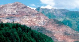 Odkrywkowa kopalnia żelaza w Alpach