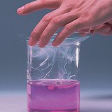 Reakcja potasu z wodnym roztworem fenoftaleiny