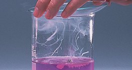 Reakcja potasu z wodnym roztworem fenoftaleiny