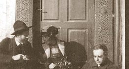 고다이와 그의 부인, 그리고 바르토크 벨러는 트란실바니아에서 민요를 모으고 있어요. (1912년)