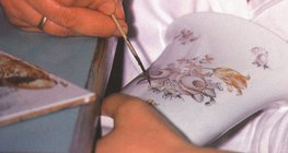 Нанесение рисунка на знаменитый фарфор производства Холлохаза (Венгрия)