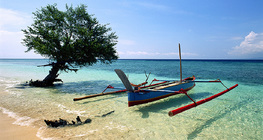 Łódka na brzegu morza