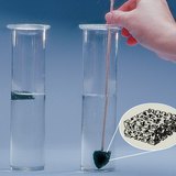 由于它的中空结构木炭漂浮在水面上