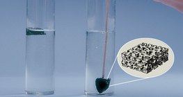 Węgiel drzewny unosi się na powierzchni wody dzięki swojej pustej strukturze