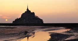 Mont Saint-Michel o zachodzie słońca
