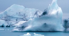 Góra lodowa o nieregularnym kształcie