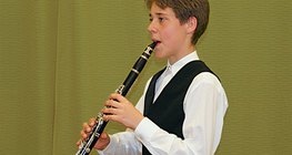 Trzymanie klarnetu we właściwy sposób