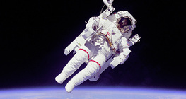 Bruce McCandless II na pierwszym swobodnym spacerze kosmicznym