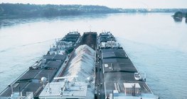 Грузовое судно (баржа) на Дунае