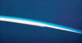 Атмосфера, окружающая Землю