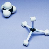 메탄의 공간충전모형 및 공-막대모형