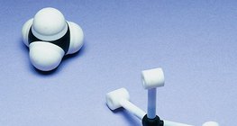 메탄의 공간충전모형 및 공-막대모형