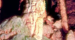 아그텔레크 카르스트 동굴군의 바라들라 동굴의 종유석