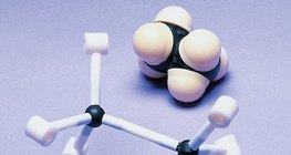 최저 에너지 구조의 에탄의 공간충전모형 및 막대모형