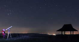 Dziecko obserwujące gwiaździste niebo