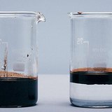 Ropa pływa na powierzchni wody