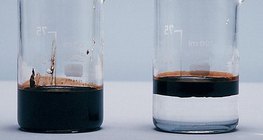 기름은 물 위에 뜬다