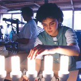 Fénycsövek ellenőrzése a General Electric nagykanizsai gyárában