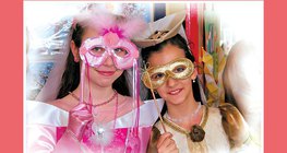 Dziewczyny ubrane w stroje karnawałowe