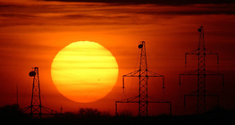 Gigantyczna plama słoneczna na zachodzącym Słońcu.