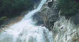 Szybko płynący, rwący strumień górski