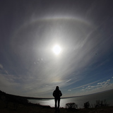 Zjawisko halo z jasnym górnym łukiem stycznym nad jeziorem Balaton