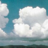 غيوم رعدية ضخمة متكاثفة نحو الأعلى